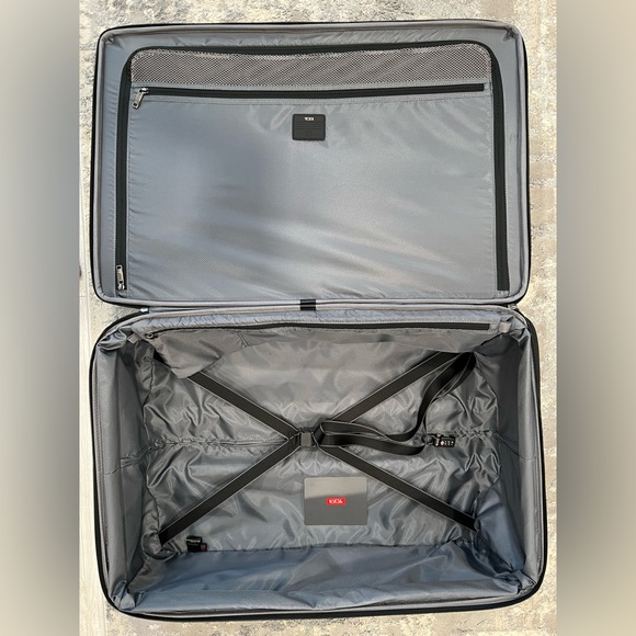 TUMI Merge Extended Trip Expandable 4 Wheel Packing Case - Picture 10 of 11
